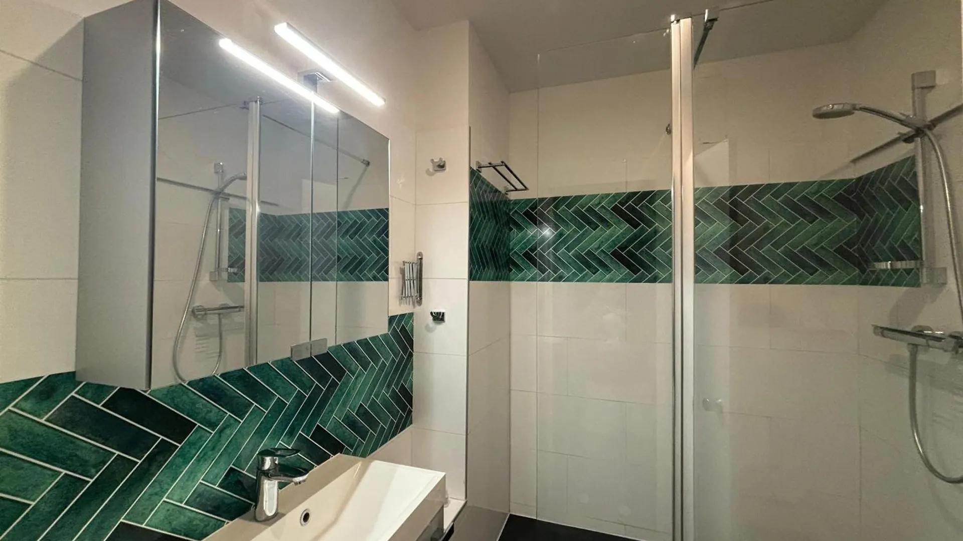 Des Champs Elysees Apartment