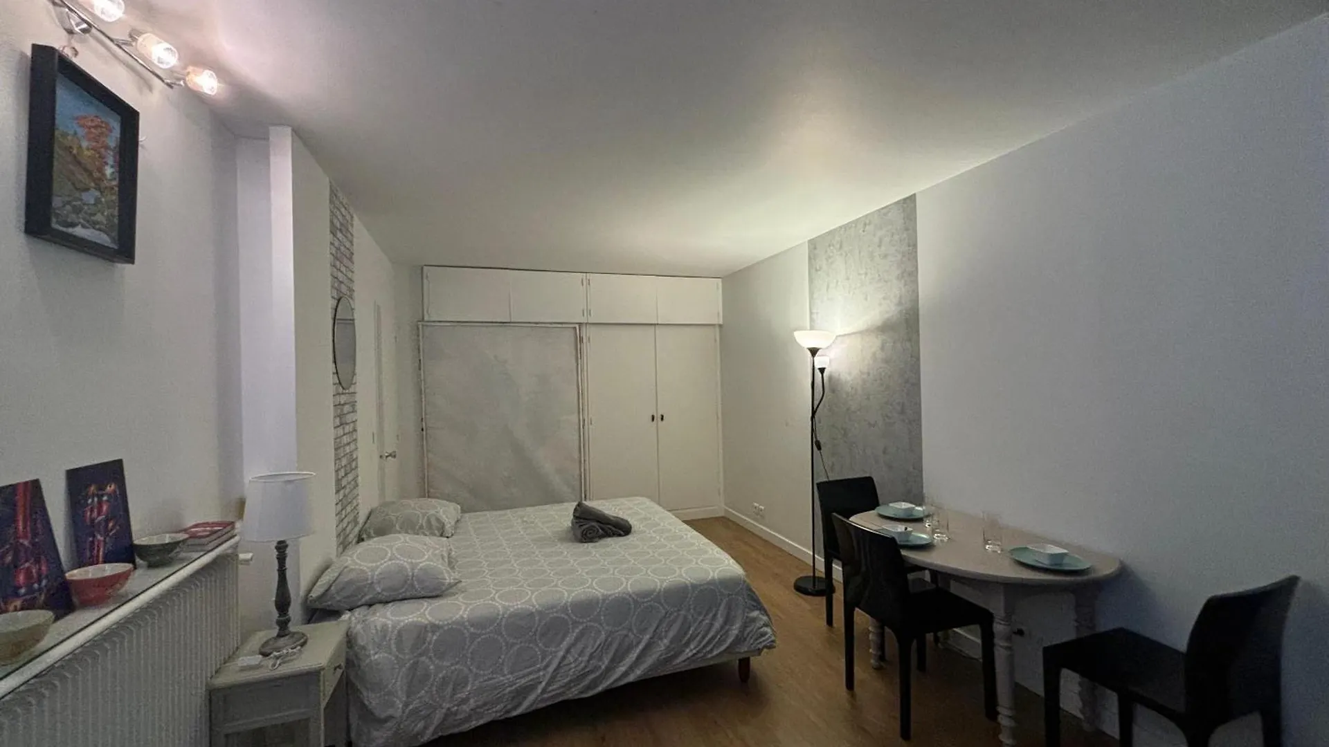 Des Champs Elysees Apartment *
